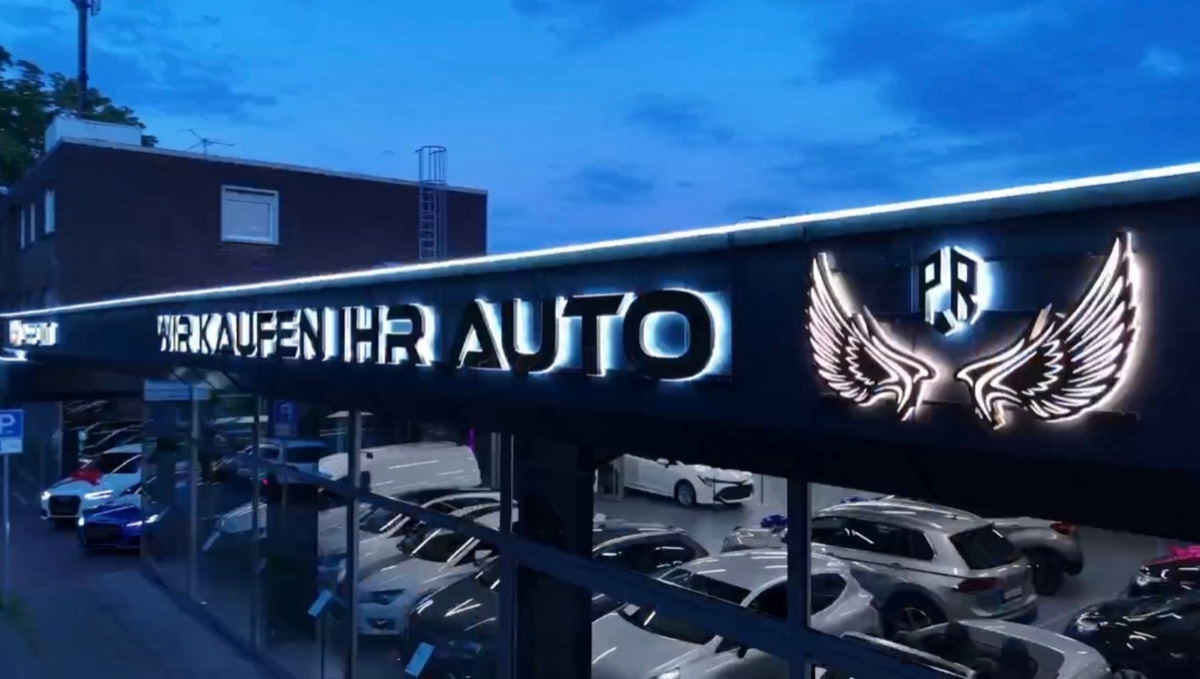 Wir kaufen Ihr Auto: weiße Rückleuchter-Buchstaben mit Flügel-Logo
